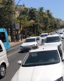 Imagen secundaria 2 - Los taxistas recrudecen sus protestas, mantienen el paro y acampan en el parque