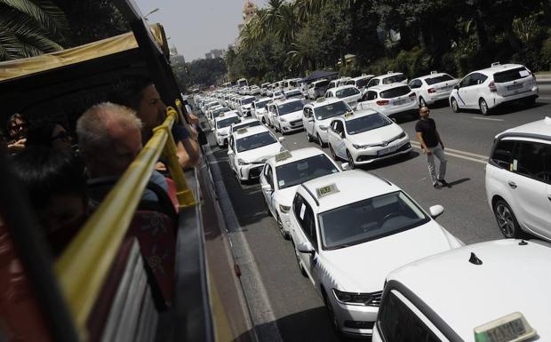 La marcha de los taxistas, en el Paseo del Parque.