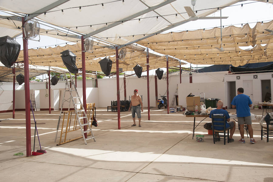 Cuenta atrás para la Feria de Málaga 2018 y en el Real del Cortijo de Torres se trabaja para que todo esté a punto.