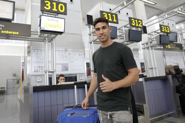 El piloto malagueño, ayer en el aeropuerto de la capital antes de viajar hacia la República Checa. 