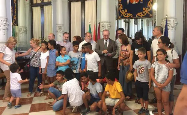 Una década de desayuno y recepción a los niños saharauis en el Ayuntamiento de Málaga