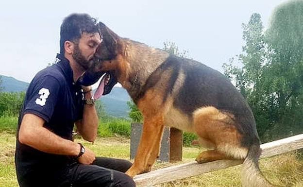 'Kaos' y Fabio Ettore, en una fotografía que compartió el cuidador del perro con sus seguidores en Facebook después de conocer su muerte.