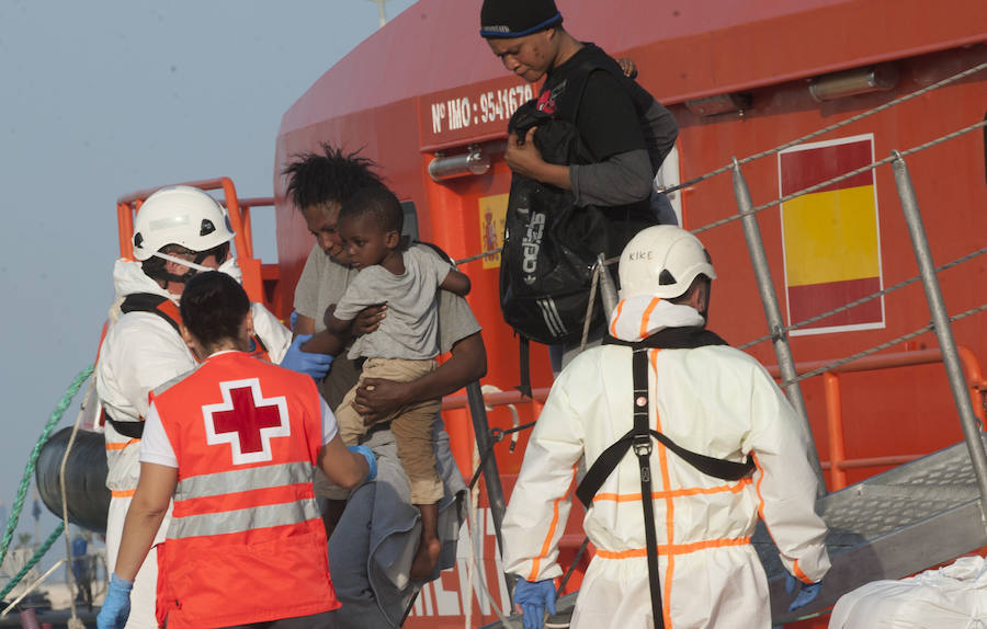 Fotos: Llegan 180 migrantes al Puerto de Málaga este sábado