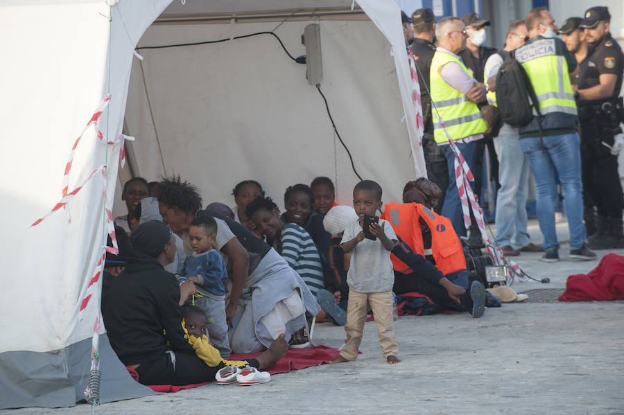 Fotos: Llegan 180 migrantes al Puerto de Málaga este sábado