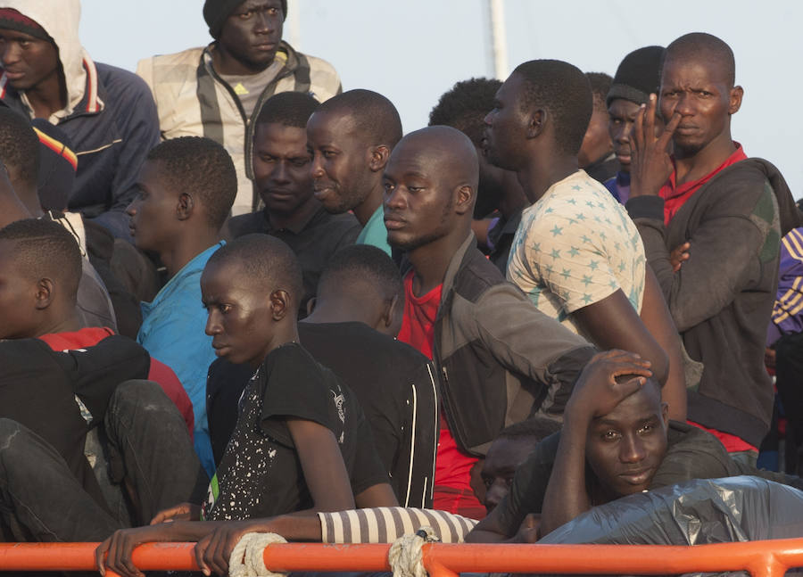 Fotos: Llegan 180 migrantes al Puerto de Málaga este sábado