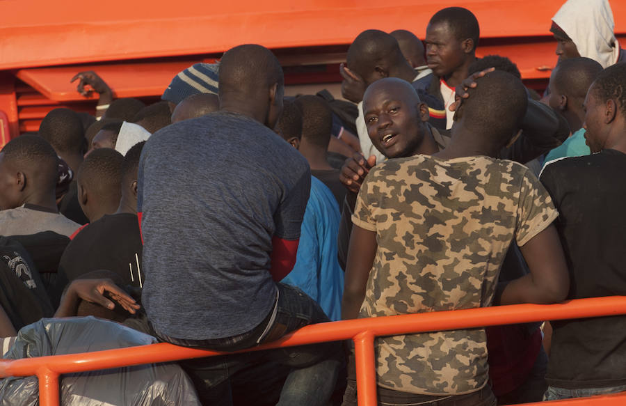 Fotos: Llegan 180 migrantes al Puerto de Málaga este sábado