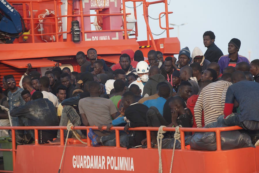 Fotos: Llegan 180 migrantes al Puerto de Málaga este sábado