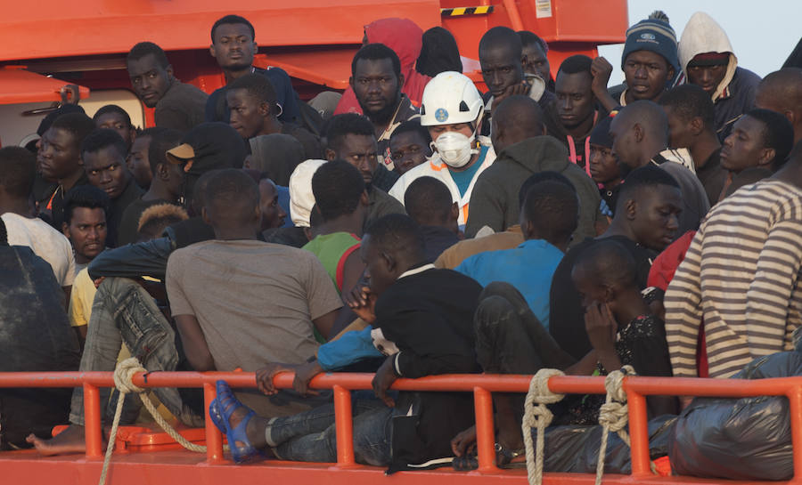Fotos: Llegan 180 migrantes al Puerto de Málaga este sábado