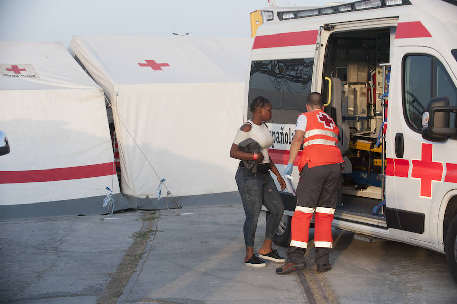 Fotos: Llegan 180 migrantes al Puerto de Málaga este sábado