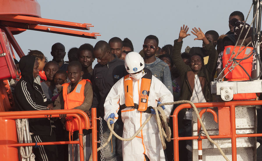 Fotos: Llegan 180 migrantes al Puerto de Málaga este sábado