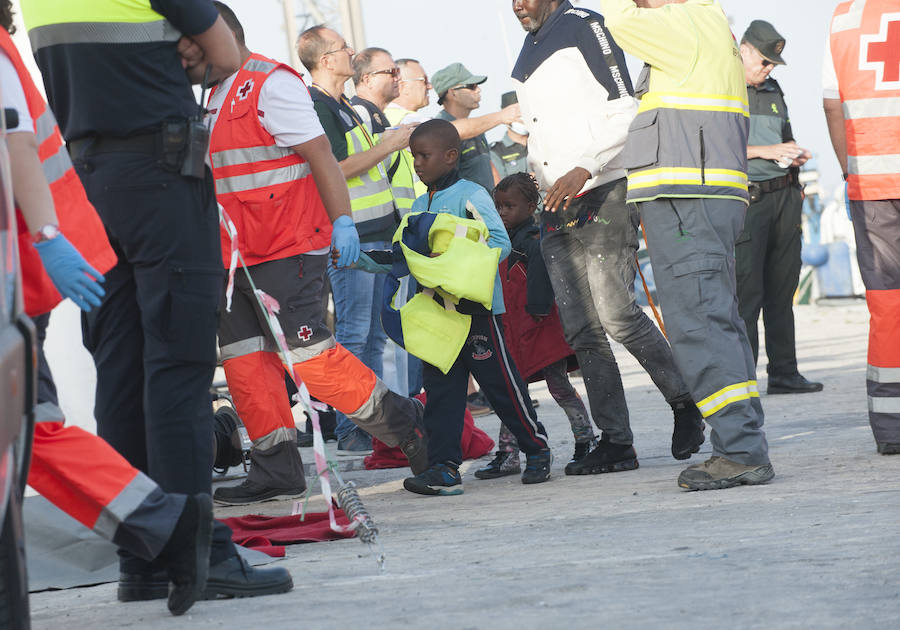 Fotos: Llegan 180 migrantes al Puerto de Málaga este sábado
