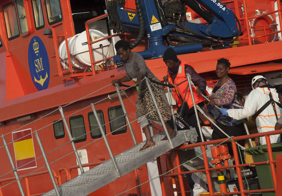 Fotos: Llegan 180 migrantes al Puerto de Málaga este sábado