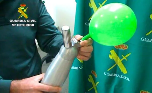 Agentes de la Guardia Civil con 'gas de la risa' incautado.