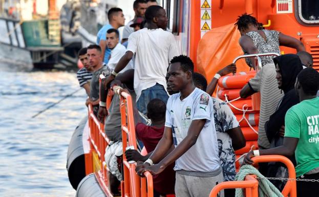 Llegada al puerto de Almería de 25 personas de origen magrebí