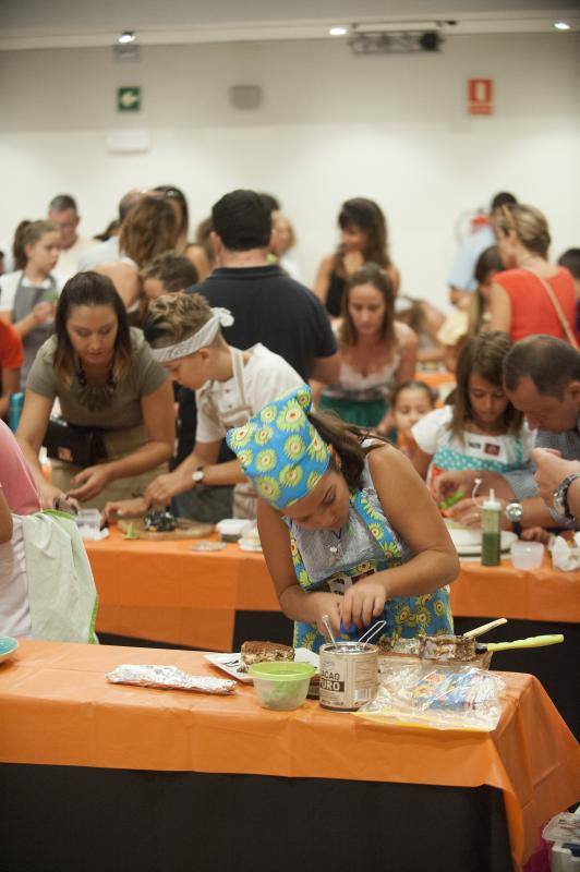 Niños de entre 8 y 12 años amantes de la cocina acuden a la capital para superar las pruebas y entrar en el nuevo programa. 