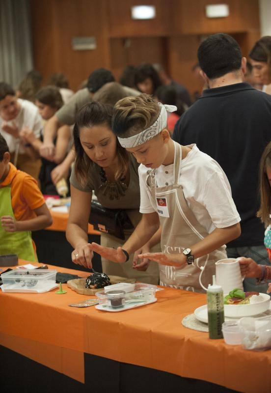 Niños de entre 8 y 12 años amantes de la cocina acuden a la capital para superar las pruebas y entrar en el nuevo programa. 