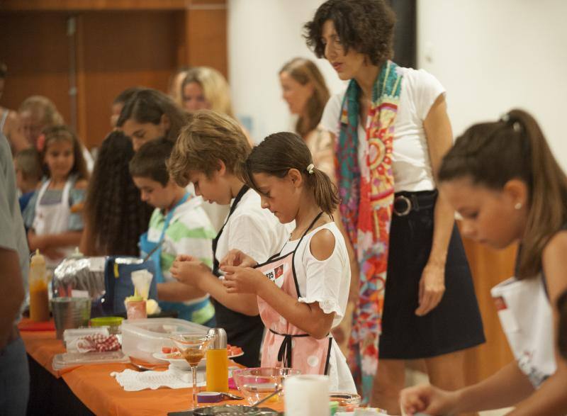 Niños de entre 8 y 12 años amantes de la cocina acuden a la capital para superar las pruebas y entrar en el nuevo programa. 