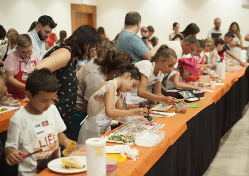 Niños de entre 8 y 12 años amantes de la cocina acuden a la capital para superar las pruebas y entrar en el nuevo programa. 