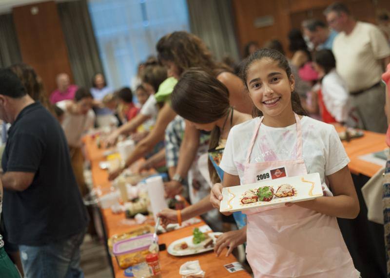 Niños de entre 8 y 12 años amantes de la cocina acuden a la capital para superar las pruebas y entrar en el nuevo programa. 