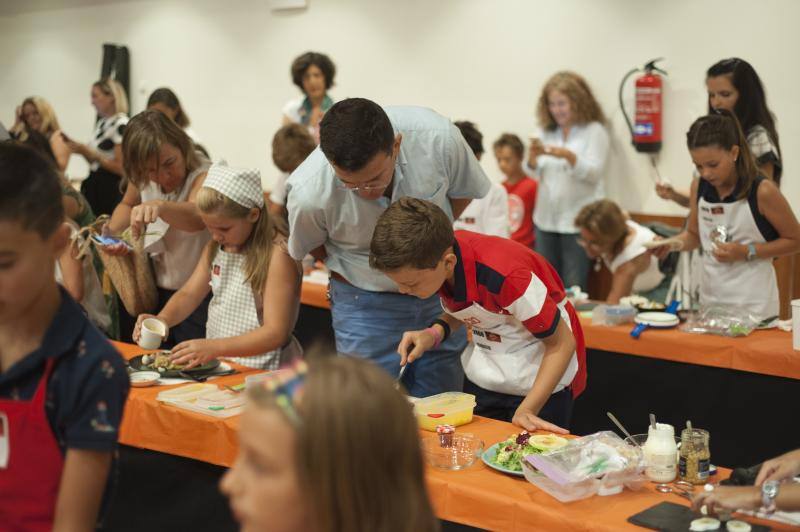 Niños de entre 8 y 12 años amantes de la cocina acuden a la capital para superar las pruebas y entrar en el nuevo programa. 