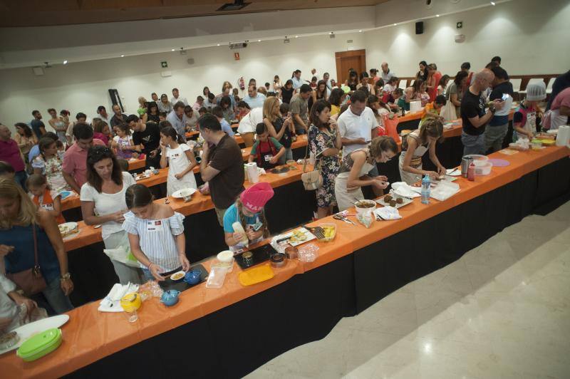 Niños de entre 8 y 12 años amantes de la cocina acuden a la capital para superar las pruebas y entrar en el nuevo programa. 