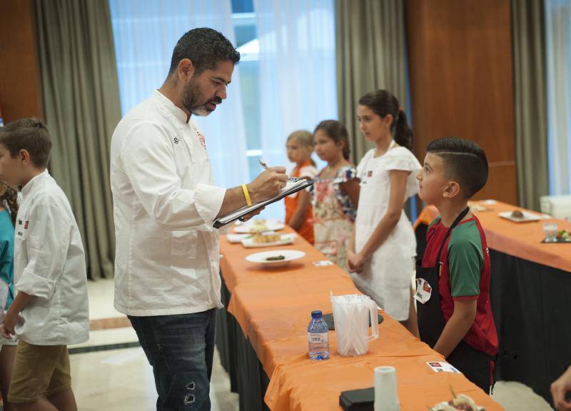 Niños de entre 8 y 12 años amantes de la cocina acuden a la capital para superar las pruebas y entrar en el nuevo programa. 