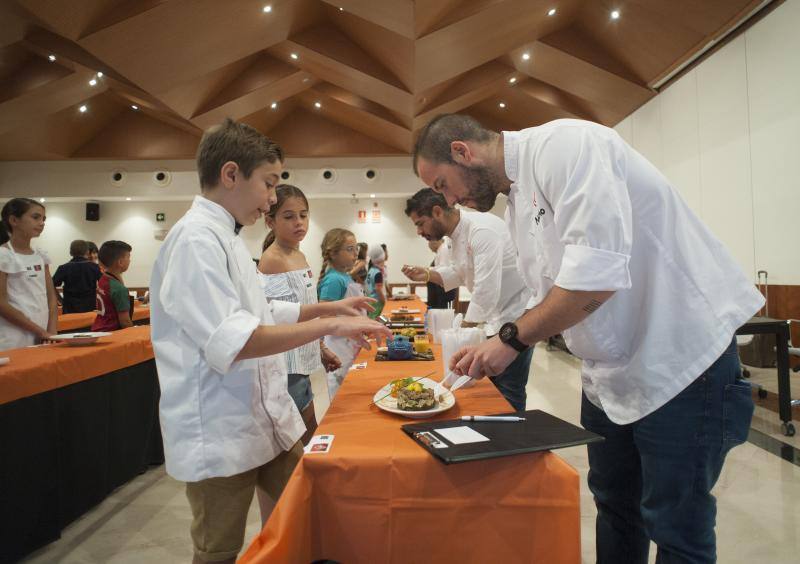 Niños de entre 8 y 12 años amantes de la cocina acuden a la capital para superar las pruebas y entrar en el nuevo programa. 