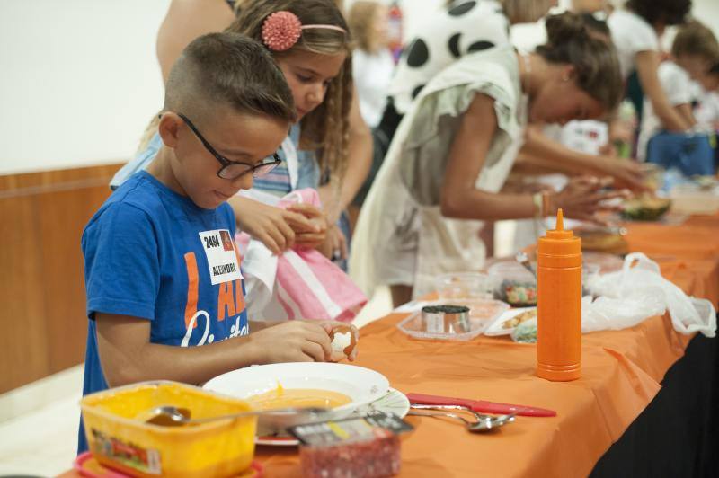 Niños de entre 8 y 12 años amantes de la cocina acuden a la capital para superar las pruebas y entrar en el nuevo programa. 