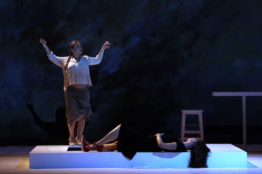 La bailaora malagueña Rocío Molina presentó en el Teatro Cervantes de Málaga su espectáculo 'Grito pelao' embarazada de cinco meses.