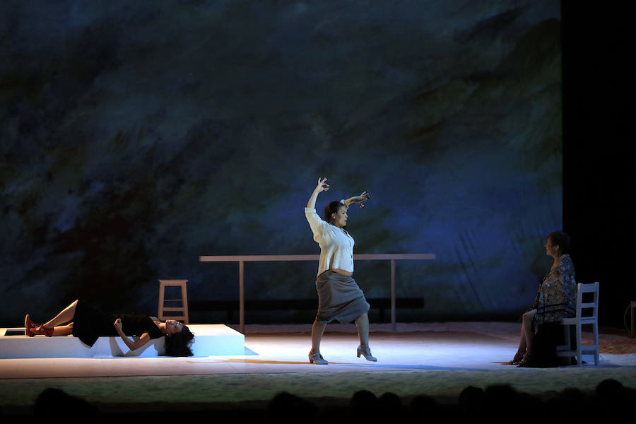 La bailaora malagueña Rocío Molina presentó en el Teatro Cervantes de Málaga su espectáculo 'Grito pelao' embarazada de cinco meses.