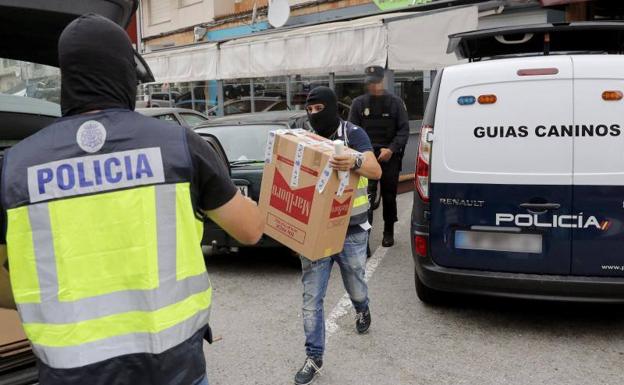 Agentes de Policía Nacional trasladan documentación incautada durante el registro de un local de hostelería en Boiro (A Coruña), tras arrestar hoy en Galicia a Manuel Charlín Gama, apodado «El Viejo», y el mayor de sus hijos varones, Melchor Charlín Pomares, en el marco de una operación a gran escala contra el tráfico de drogas centrada en una organización criminal compuesta por más de 25 personas.