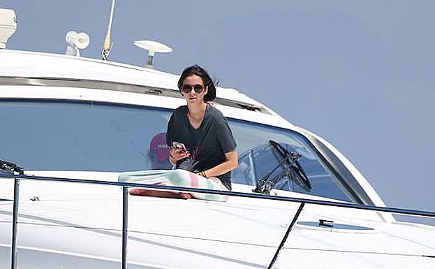 La joven, alabada por su estilismo, siguiendo desde un yate una regata de la Copa del Rey en Mallorca.