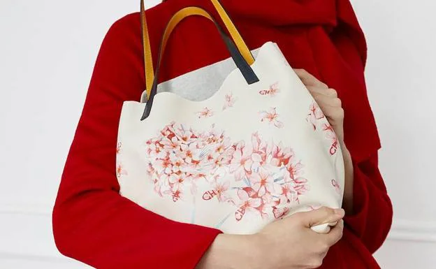 Carolina Herrera se inspira en las biznagas para su nueva colección de bolsos