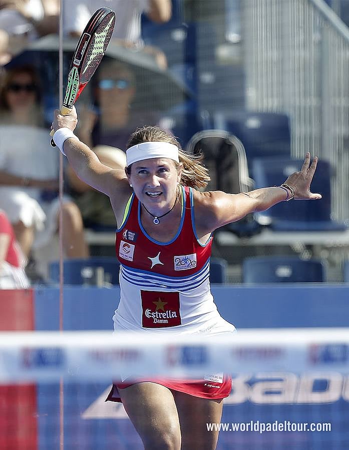 La sorpresa la ha dado la precoz Bea González, clasificándose a las 'semis' al ganar en la mañana de este viernes junto a su compañera Catalina Tenorio a la pareja Marta Ortega y Ariana Sánchez. Carolina Navarro ha quedado apeada de las semifinales al caer ante Marta Marrero y Alejandra Salazar.