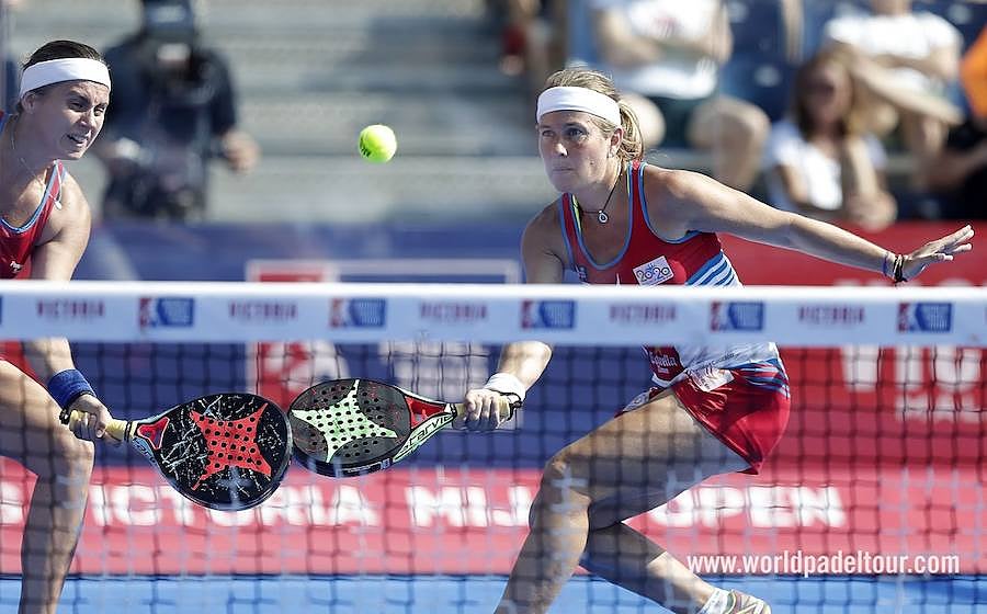 La sorpresa la ha dado la precoz Bea González, clasificándose a las 'semis' al ganar en la mañana de este viernes junto a su compañera Catalina Tenorio a la pareja Marta Ortega y Ariana Sánchez. Carolina Navarro ha quedado apeada de las semifinales al caer ante Marta Marrero y Alejandra Salazar.