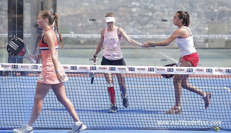 La sorpresa la ha dado la precoz Bea González, clasificándose a las 'semis' al ganar en la mañana de este viernes junto a su compañera Catalina Tenorio a la pareja Marta Ortega y Ariana Sánchez. Carolina Navarro ha quedado apeada de las semifinales al caer ante Marta Marrero y Alejandra Salazar.
