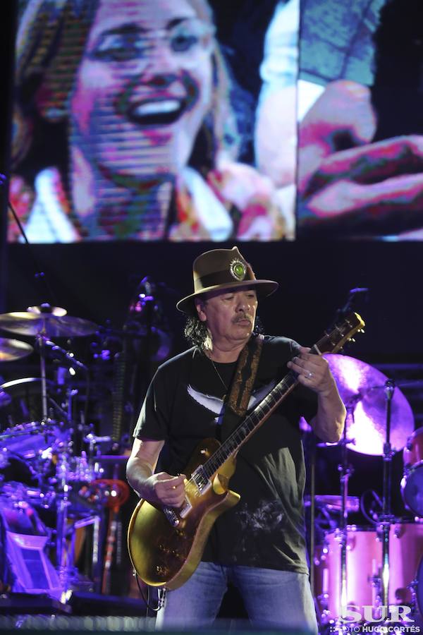 Santana transforma la ladera del Sohail en una sucursal de Woodstock