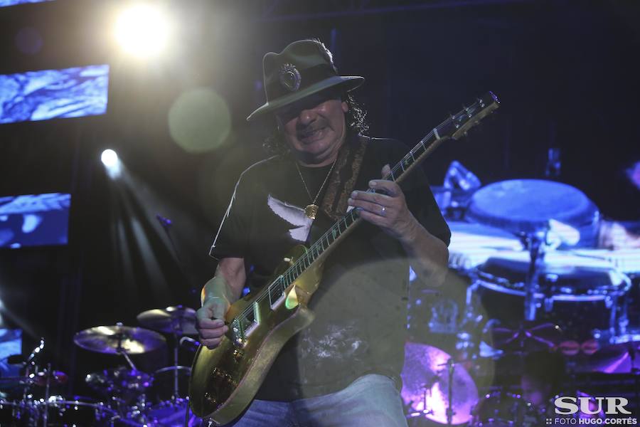 Santana transforma la ladera del Sohail en una sucursal de Woodstock