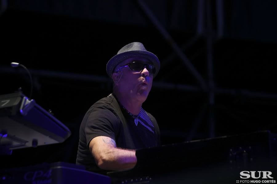 Santana transforma la ladera del Sohail en una sucursal de Woodstock