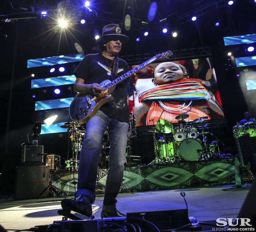Santana transforma la ladera del Sohail en una sucursal de Woodstock