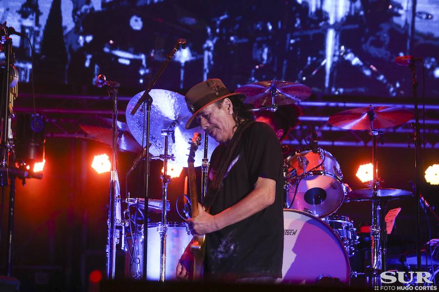 Santana transforma la ladera del Sohail en una sucursal de Woodstock