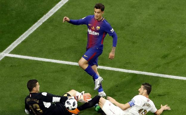 Coutinho, en una acción de la final de la Copa del Rey de la pasada campaña ante el Sevilla. 