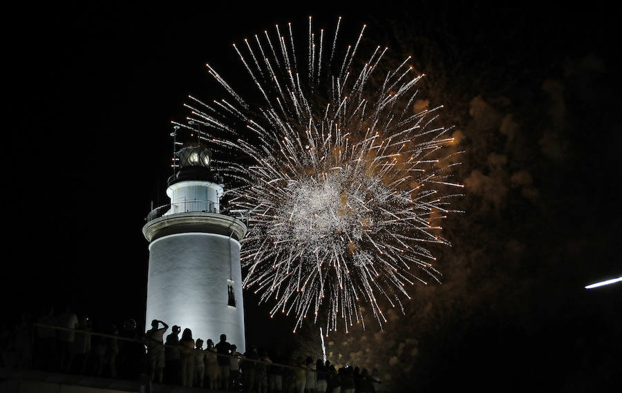Repasamos en imágenes el espectáculo de fuegos artificiales que abrió la Feria de Málaga 2018.