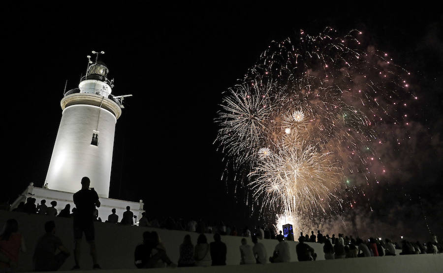 Repasamos en imágenes el espectáculo de fuegos artificiales que abrió la Feria de Málaga 2018.