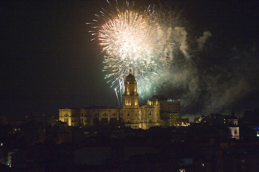 Repasamos en imágenes el espectáculo de fuegos artificiales que abrió la Feria de Málaga 2018.