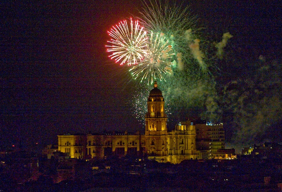 Repasamos en imágenes el espectáculo de fuegos artificiales que abrió la Feria de Málaga 2018.