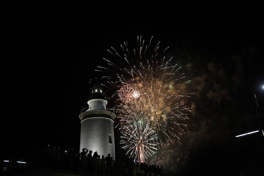 Repasamos en imágenes el espectáculo de fuegos artificiales que abrió la Feria de Málaga 2018.