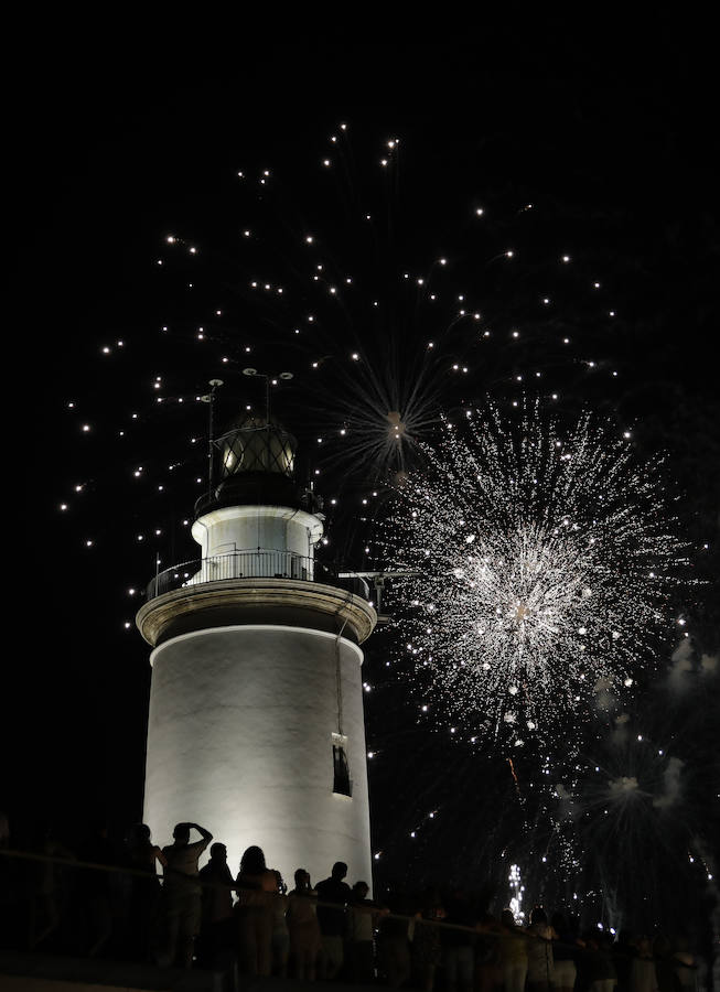 Repasamos en imágenes el espectáculo de fuegos artificiales que abrió la Feria de Málaga 2018.
