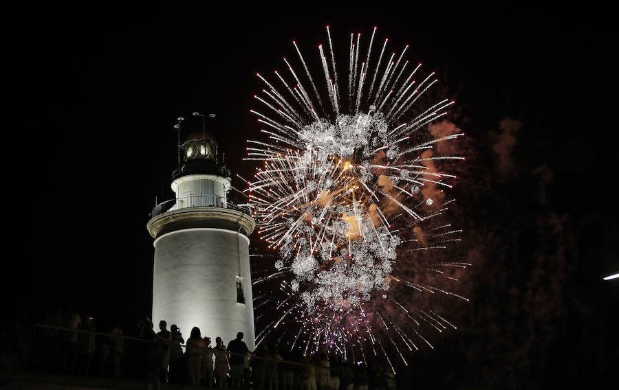 Repasamos en imágenes el espectáculo de fuegos artificiales que abrió la Feria de Málaga 2018.