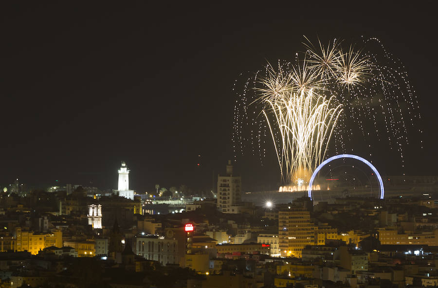 Repasamos en imágenes el espectáculo de fuegos artificiales que abrió la Feria de Málaga 2018.